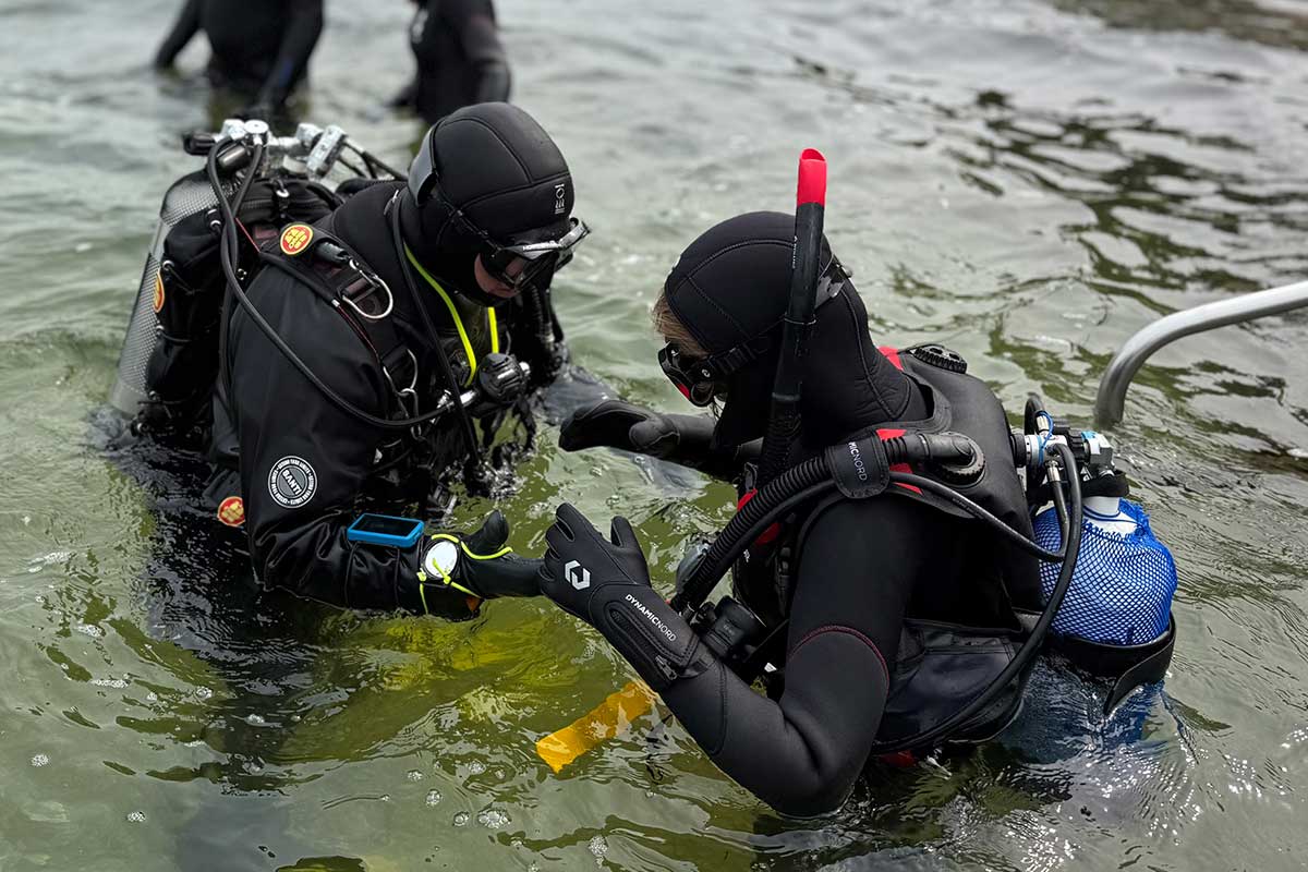 Instructeur begeleidt een gast tijdens een introductieduik in het Grevelingenmeer