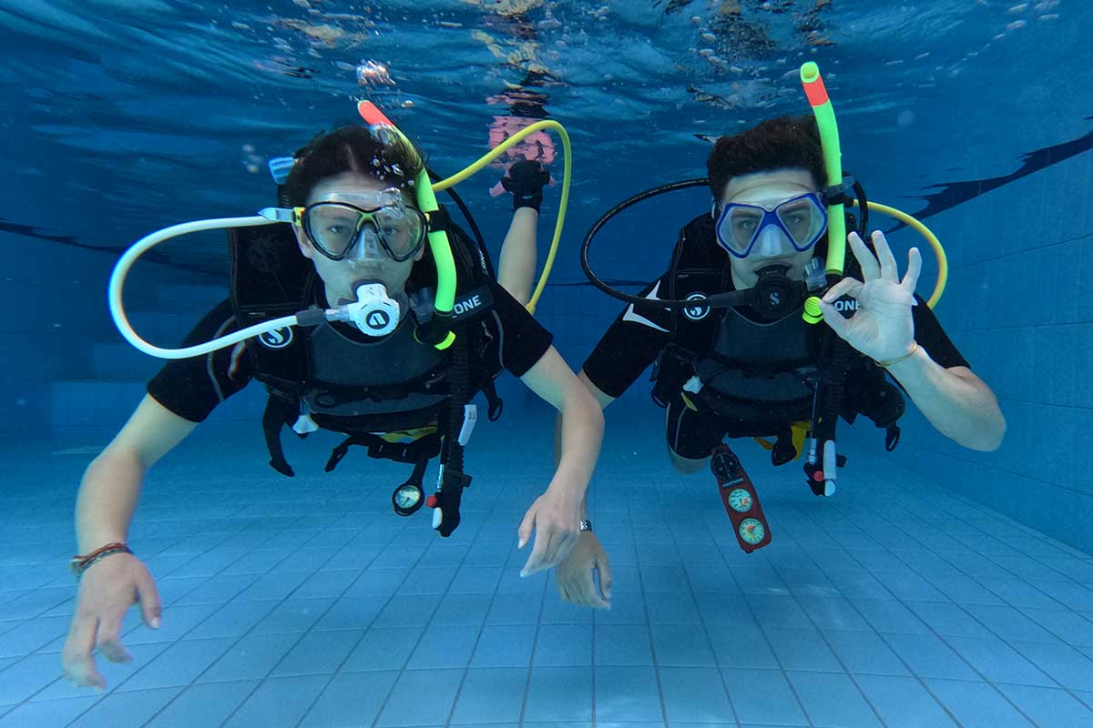 Open Water Diver cursisten in het zwembad — SSI duikopleiding