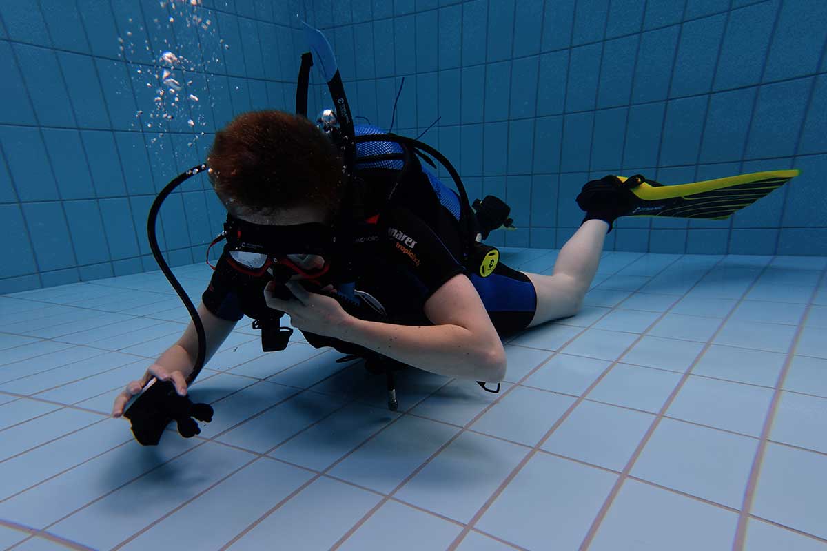 Cursist tijdens privé Open Water Diver cursus in het zwembad
